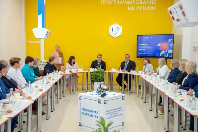 Дмитрий Жариков встретился с директорами образовательных учреждений, вошедших в «зелёную» зону рейтинга Министерства образования...