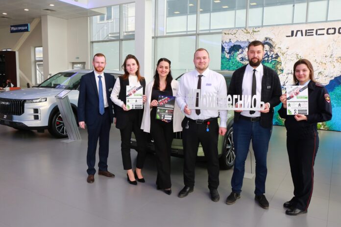 Госавтоинспекция проводит информационно-разъяснительную работу с посетителями автосалонов