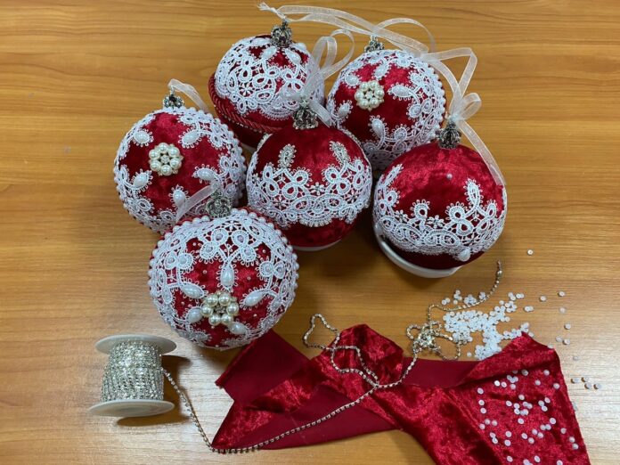 В библиотеке № 21 состоялся мастер-класс по изготовлению новогодних шаров