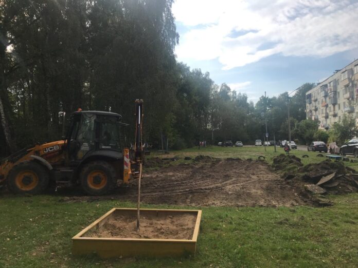 В жилом городке микрорайона Климовск начались работы по установке новой детской площадки