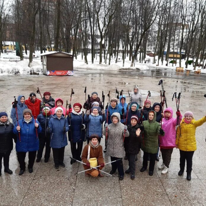 Тренировки по скандинавской ходьбе в парке им. В. Талалихина