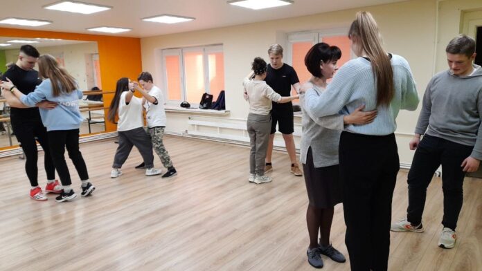 Представители дворца молодёжи готовятся к «Севастопольскому вальсу»