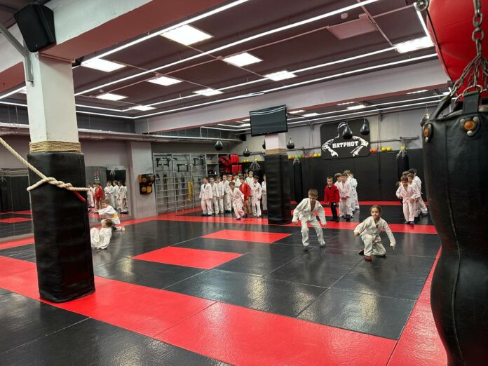 Депутат Совета депутатов провел показательные мини выступления воспитанников спортивного клуба рукопашного боя «Патриот»