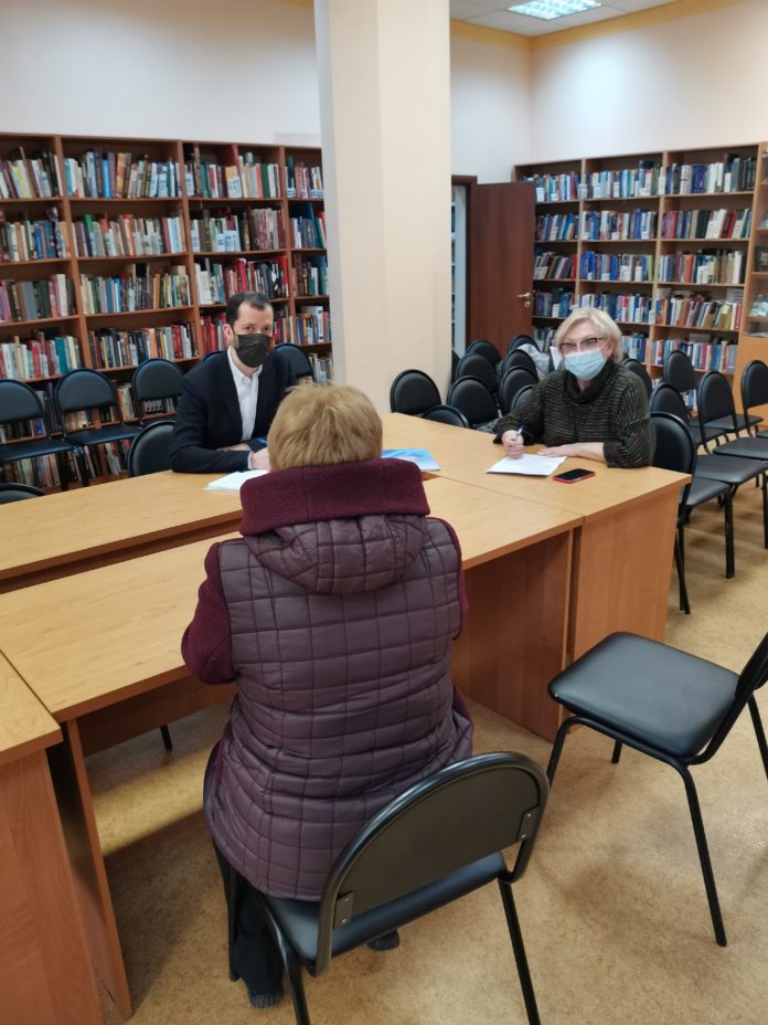 Прием граждан ведут члены партийного актива и депутаты.