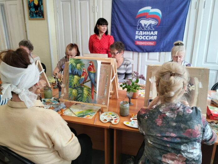 Участники изостудии «Гармония» продолжили рисовать натюрморты с цветами