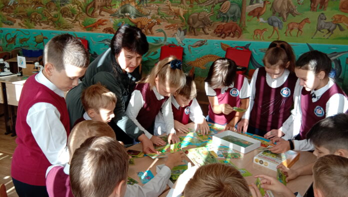 Кружки по программе дополнительного образования детей «Путешествие в мир экологии» работают в лицее №...