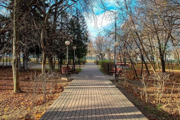 Заканчиваются работы по реконструкции и благоустройству сквера у ДК ЗиО