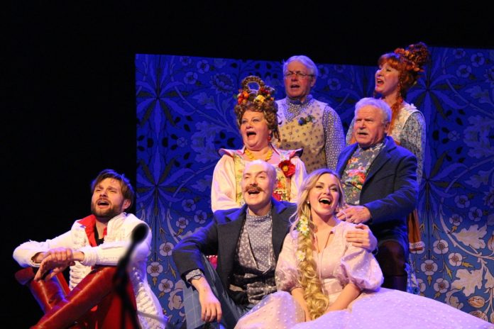 Подольчане несколько раз вызывали на бис артистов комедии «Не в свои сани не садись!»