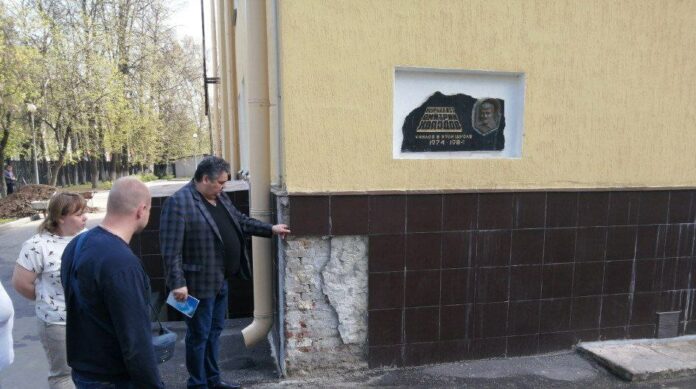 В рамках проекта «Городская среда» депутат Олег Паскарь осмотрел фасад школы №5