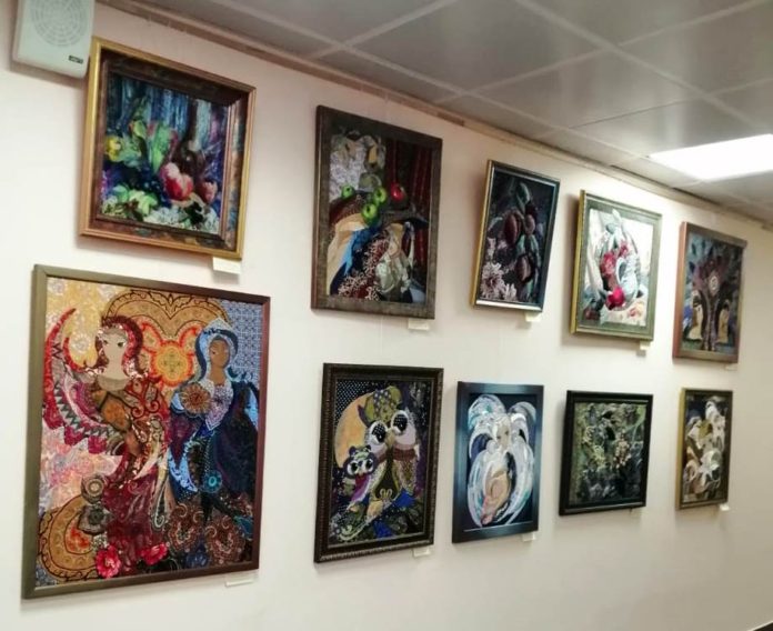 Выставка «Лоскутная СИМ-фония» проходит в Доме культуры «Надежда»