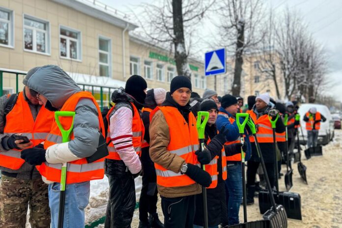 Усилили уборку придомовых территорий в мкрн. Климовск Г.о. Подольск