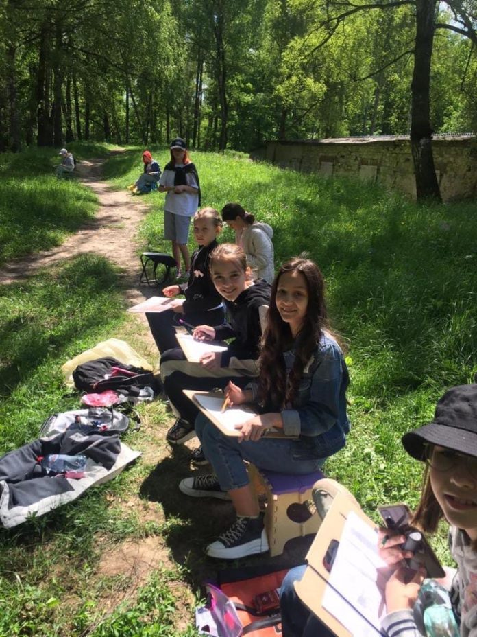 Юные художники вышли на пленэр в Большом Подольске
