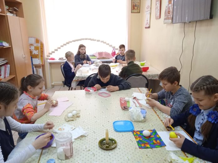 Учащиеся школы фольклорного искусства освоили старинную технику окрашивания яиц