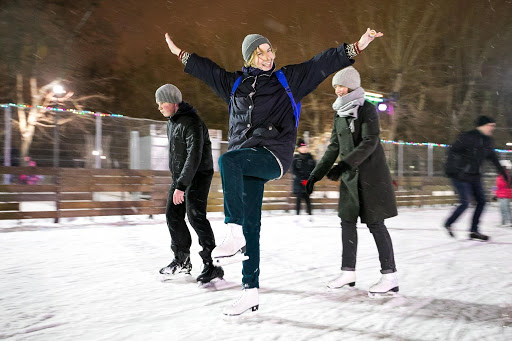 Как вести себя на общественном катке? Ответ здесь