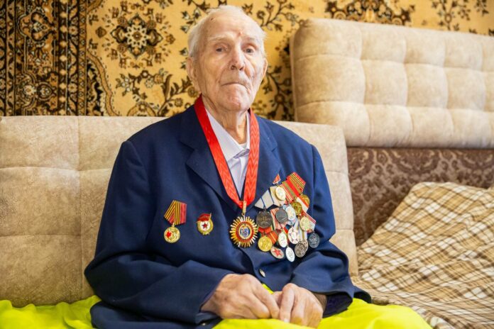 В Подольске в преддверии 80-й годовщины Великой Победы партийцы поздравили ветерана Великой Отечественной войны