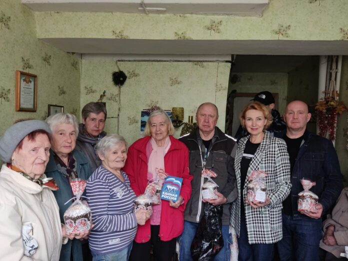 Партийцы Подольска поздравили инвалидов микрорайона Ивановский со светлой Пасхой