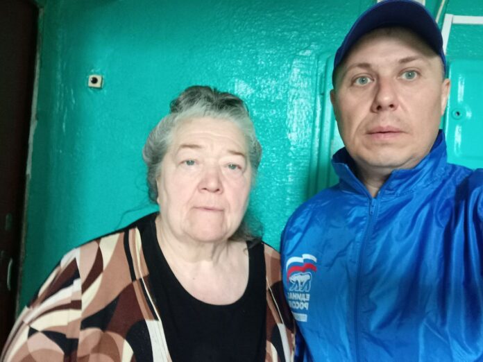 Депутат Михаил Жученко и помощник депутата Татьяна Малышева оказали адресную помощь жительнице микрорайона Южный