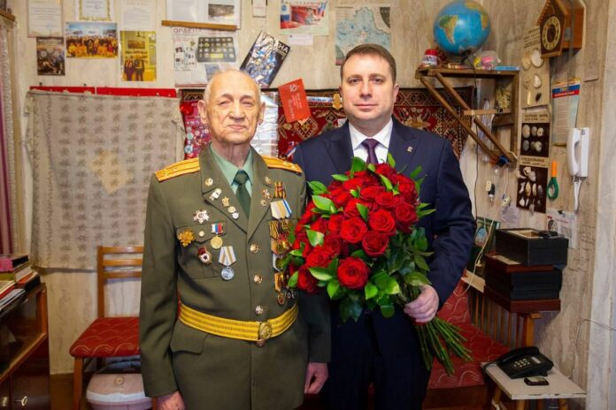 Дмитрий Жариков поздравил ветерана Великой Отечественной войны, полковника в отставке Николая Ивановича Герасимова с...
