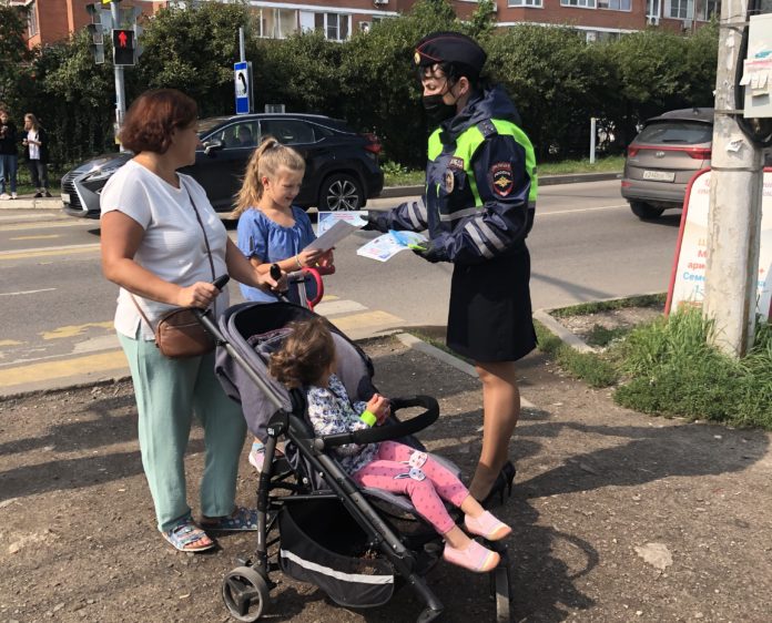 Автоинспекторы из Подольска рассказали несовершеннолетним и родителям о правилах использования световозвращателей