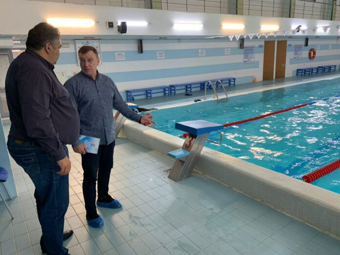 Депутат Юрий Стрелков посетил тренировку по плаванию в спортивном комплексе «Юность»