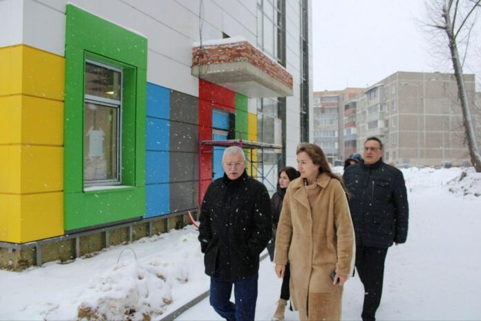 Депутат Московской областной Думы осмотрел ход строительных работ нового детского сада на улице Вокзальной