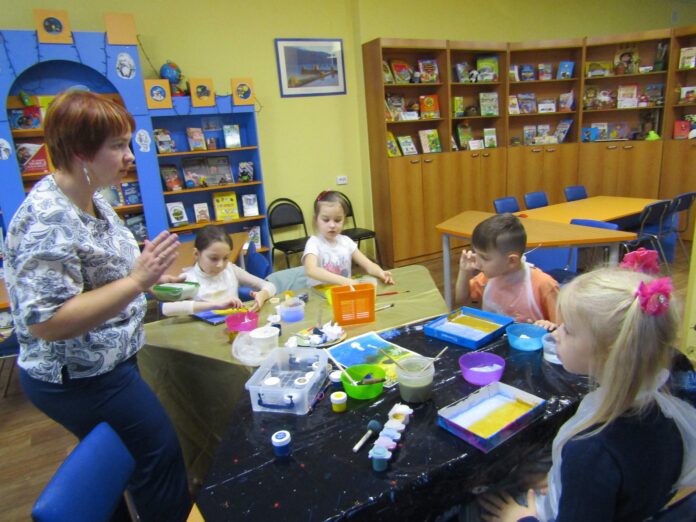 В библиотеке №11 дети сделали панно в смешанной технике «Мир трилобитов»