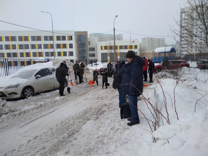 Жители дома в Кузнечиках очистили придомовую территорию от снега