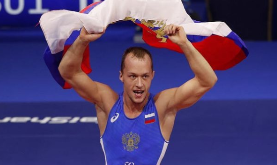 Глава муниципалитета Николай Пестов поздравил борца Сергея Емелина с победой на европейском первенстве