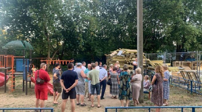 Депутат Горсовета провел встречу с жителями во дворе