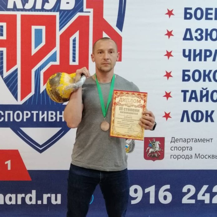Подольчанин выступил в турнире по гиревому спорту и занял третье место