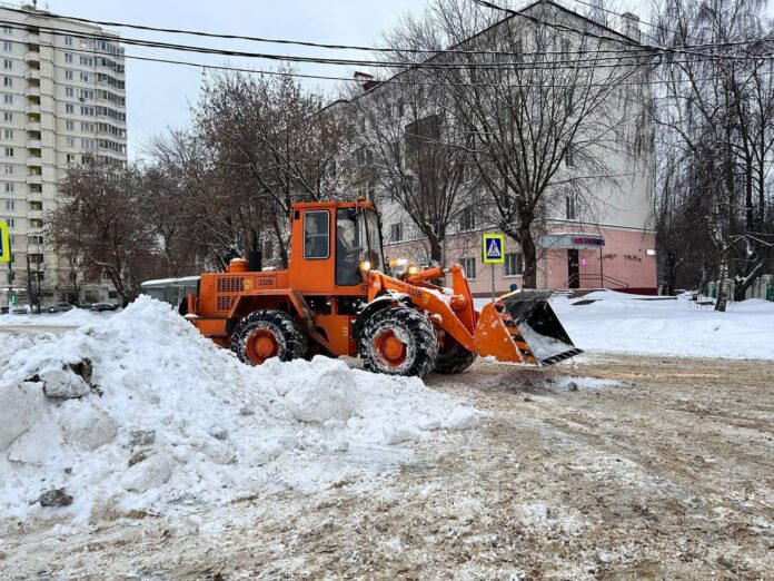 Коммунальные службы продолжают убирать последствия снегопада