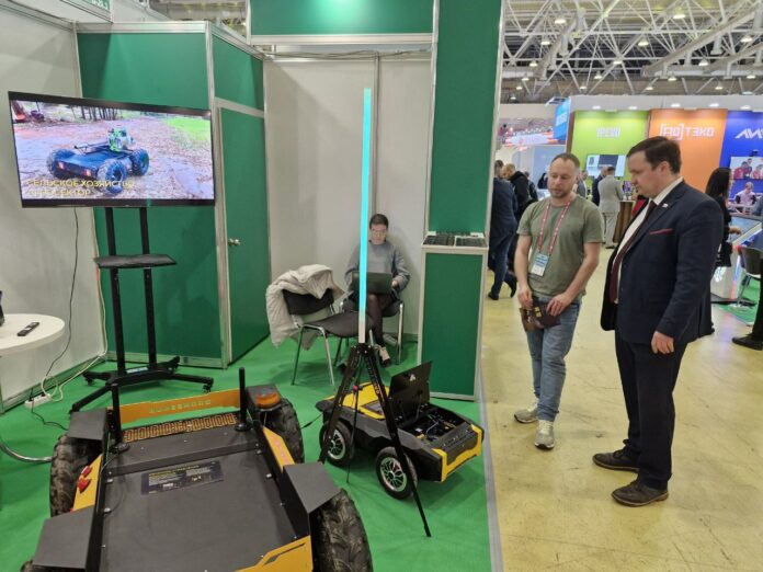 Подольские партийцы посетили Московский международный салон образования