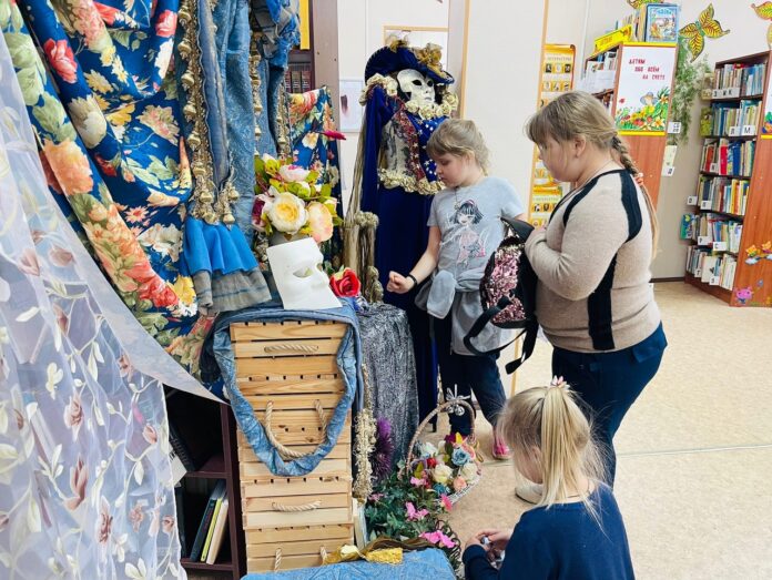 Выставка творческой мастерской этнических культур «Колесо, два топора и горшок каши» открылась в читальном...