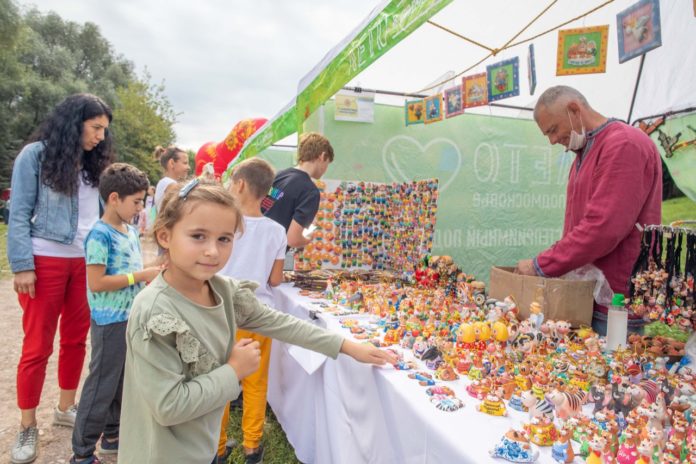 На фестивале «Славянское подворье» работает ярмарка народных промыслов и уникальных авторских изделий