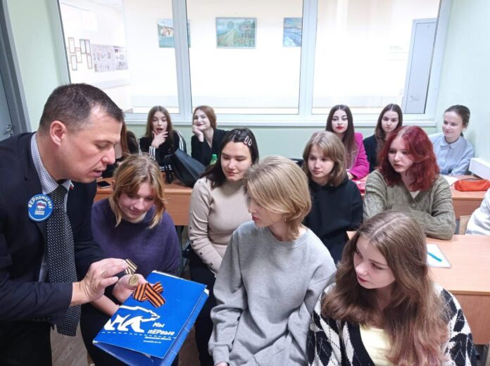 Депутат Михаил Жученко провёл патриотический урок «Героический образ Советского народа – победителя»