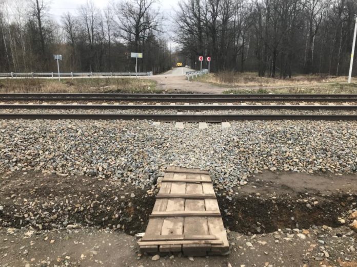 Проведено обследование несанкционированных пешеходных переходов через железнодорожные пути в мкр. Львовский