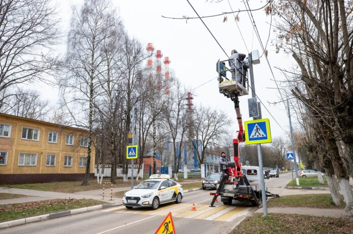 Дополнительные осветительные приборы над пешеходными переходами устанавливают в Большом Подольске