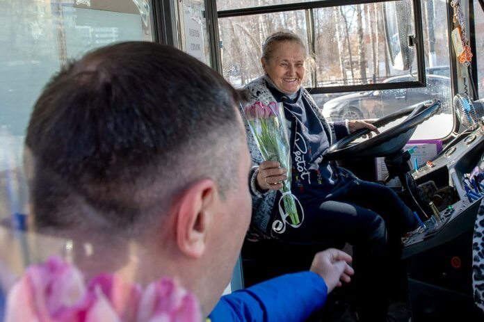 Представители администрации Г. о. Подольск поздравили водителя троллейбуса № 1 Елену Никитину