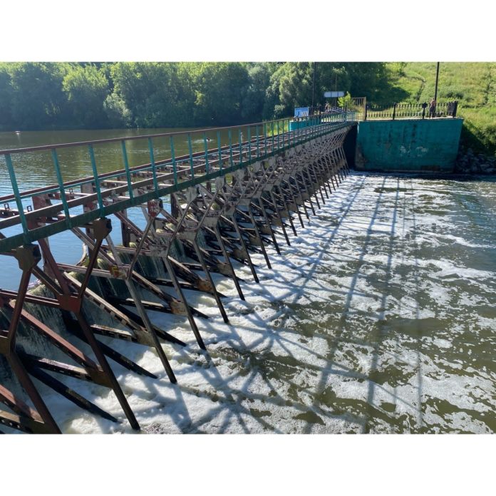 Плотину в Подольске очистили от мусора