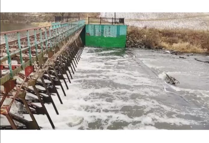 МУП «Водоканал» проводит работы на плотине через реку Пахру