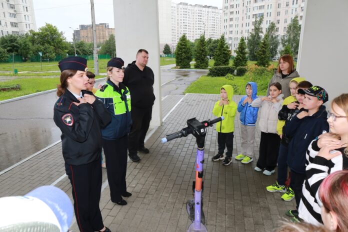 Сотрудники госавтоинспекции совместно с кикшеринговой компанией обучали маленьких подольчан правильному использованию электросамокатов