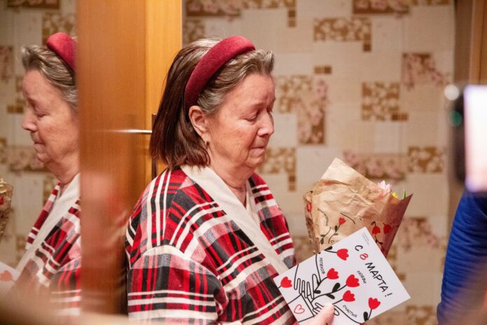 Волонтеры поздравляют родственниц наших защитников