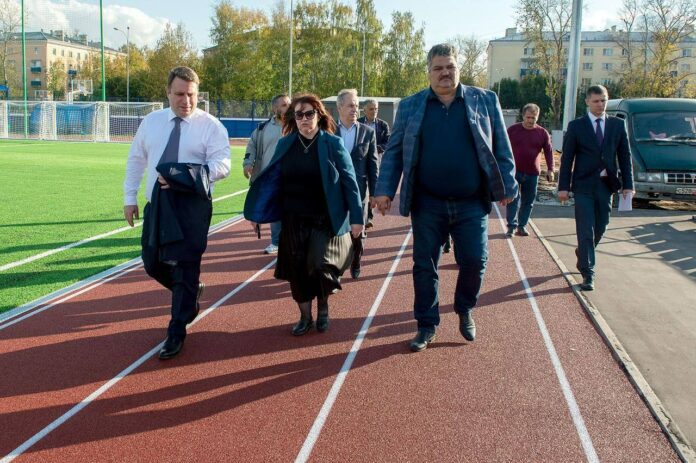 Дмитрий Жариков проверил ход работ по преображению стадиона «Весна»