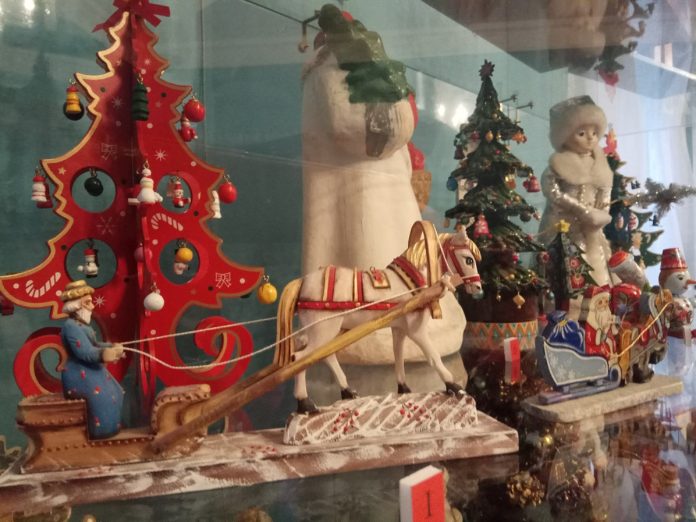 В музее-усадьбе «Ивановское» открылась выставка «Дед Мороз спешит на Ёлку»