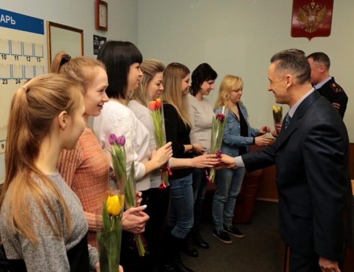 Сотрудники подольского УМВД провели акцию «Цветы для автоледи»