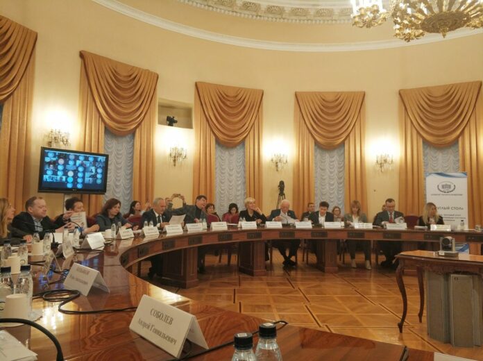 В Доме Союзов Комитет Государственной думы по просвещению провел круглый стол «Учитель, который учит....