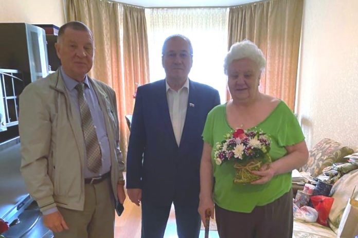 Партийцы поздравили с днем рождения Почетного гражданина города Подольская Нину Александровну Хондавовую