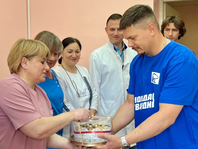 Подольские молодогвардейцы поздравили работников Подольского роддома