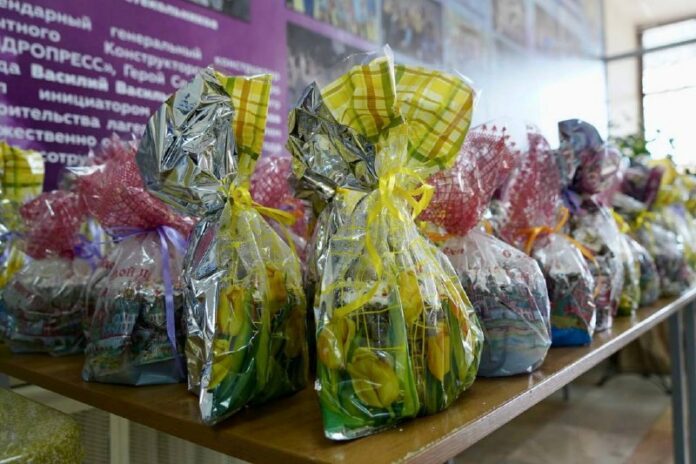 Глава городского округа принял участие в передаче освященных куличей жителям Донбасса в ДЮОЦ «Мечта»...