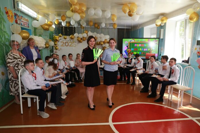 Сотрудники Подмосковной Госавтоинспекции посетили выпускные начальных классов